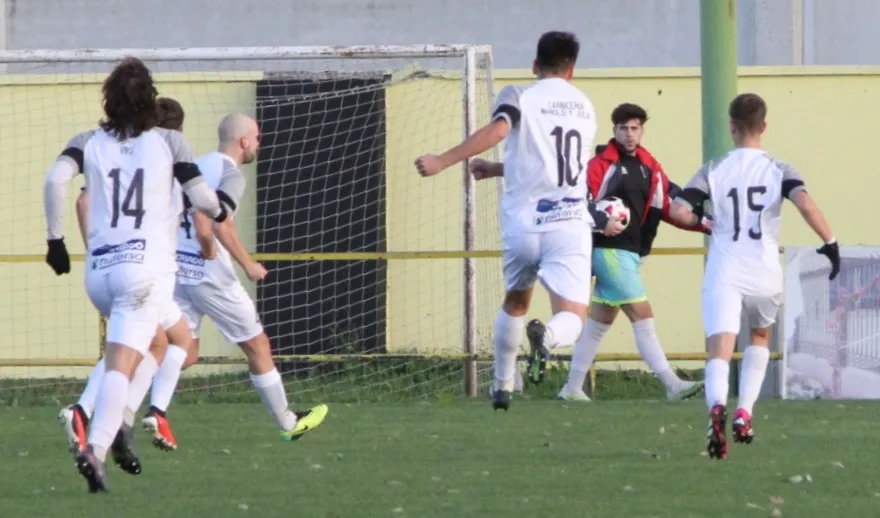 Foto 8 - El Ciudad Rodrigo asalta la cancha del 3&ordm; para firmar su mejor inicio en Regional de Aficionados