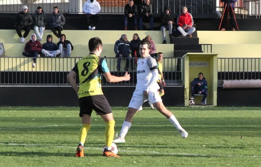 Foto 10 - El Ciudad Rodrigo asalta la cancha del 3&ordm; para firmar su mejor inicio en Regional de Aficionados