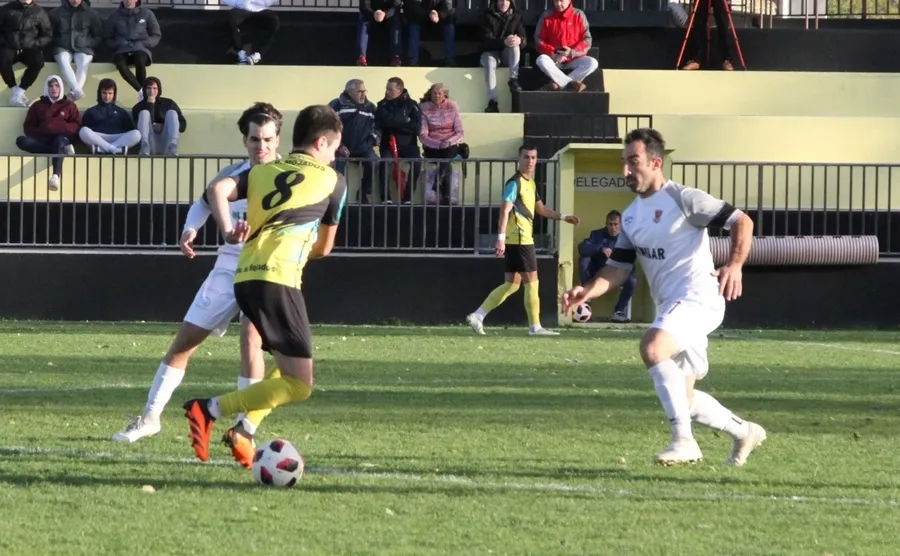 Foto 11 - El Ciudad Rodrigo asalta la cancha del 3&ordm; para firmar su mejor inicio en Regional de Aficionados