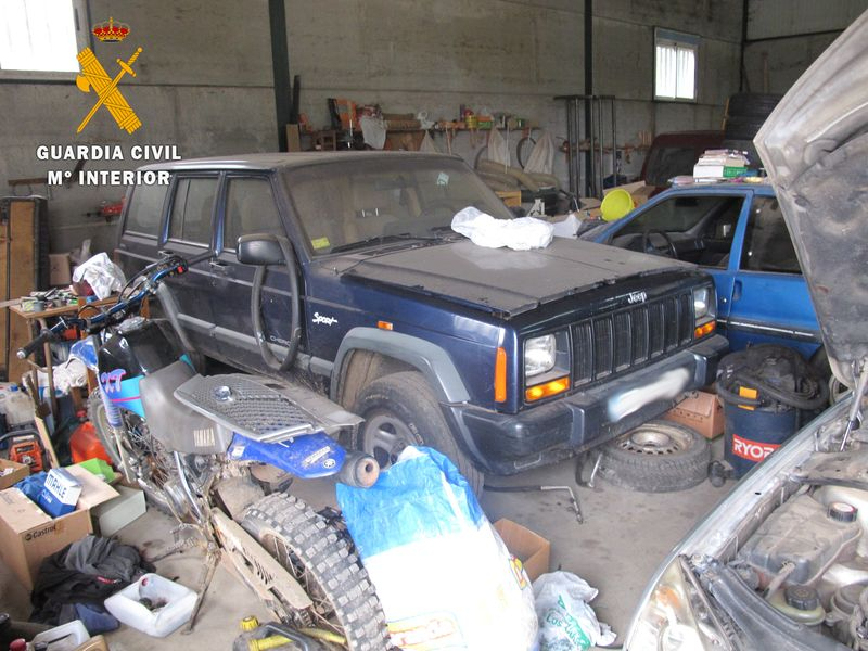 Taller clandestino de reparación de vehículos en Navasfrias (Salamanca). Foto Guardia Civil