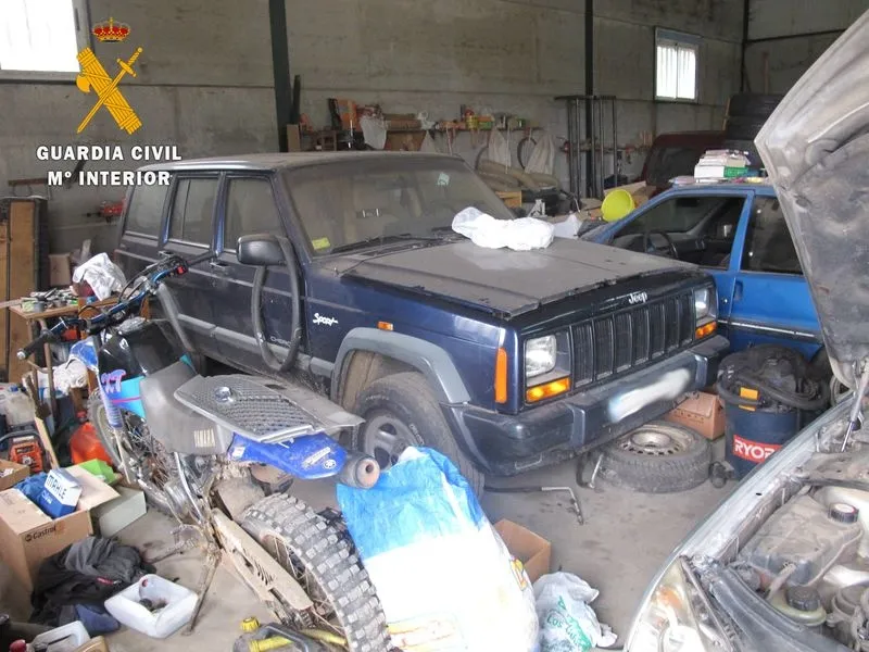 Foto 2 - La Guardia Civil desmantela en Navasfr&iacute;as un taller clandestino de reparaci&oacute;n de veh&iacute;culos