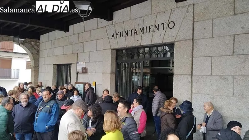 Foto 3 - Cerca de un centenar de bejaranos reivindican el regreso del tren bajo la lluvia