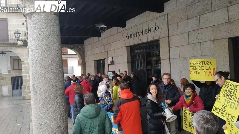 Foto 4 - Cerca de un centenar de bejaranos reivindican el regreso del tren bajo la lluvia