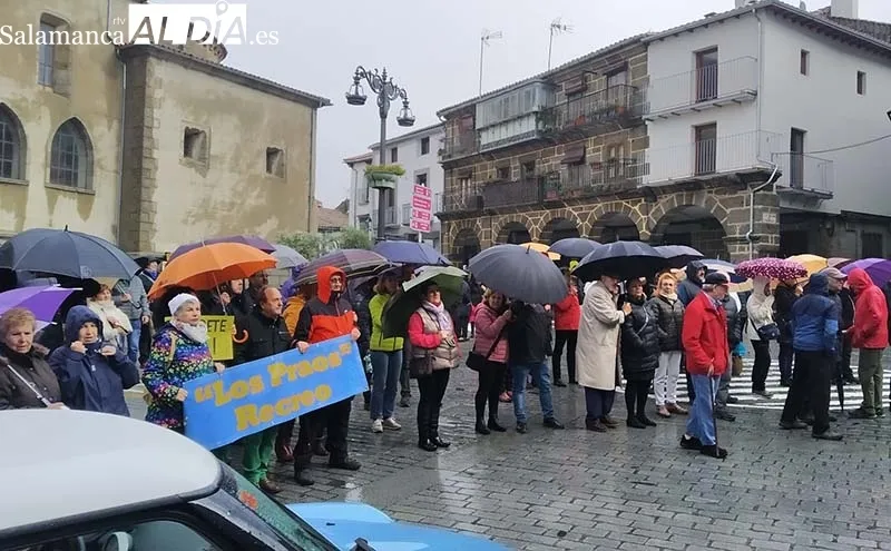 Foto 2 - Cerca de un centenar de bejaranos reivindican el regreso del tren bajo la lluvia