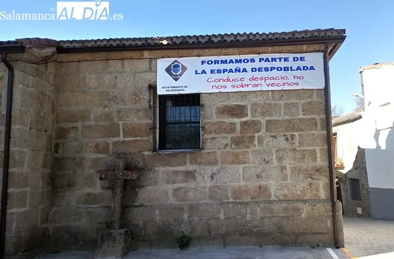Foto 3 - Valdesangil luce con orgullo su pancarta reivindicativa