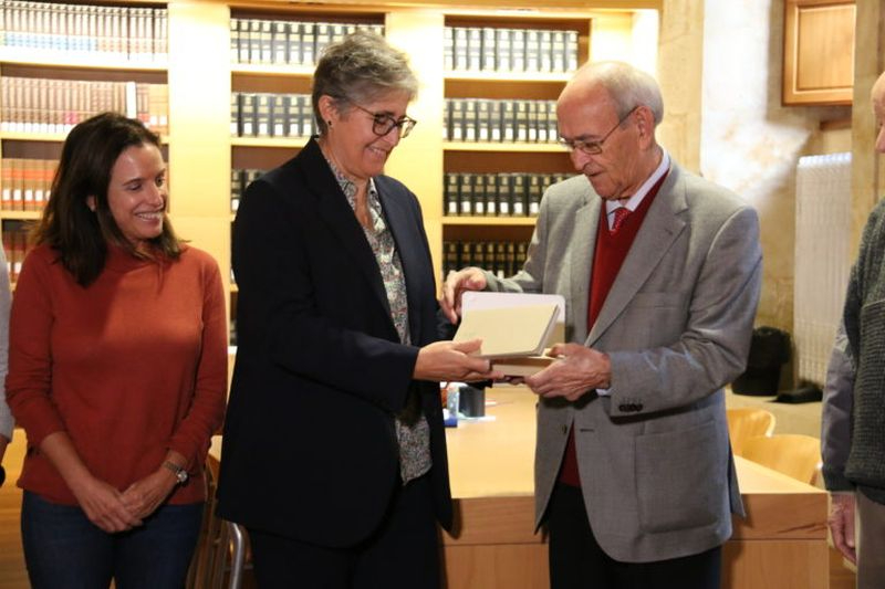 Maribel Manzano entrega el libro restaurado por el taller de restauración de la Universidad Pontificia de Salamanca al director de la biblioteca diocesana Eloy García. Foto Diócesis Salamanca