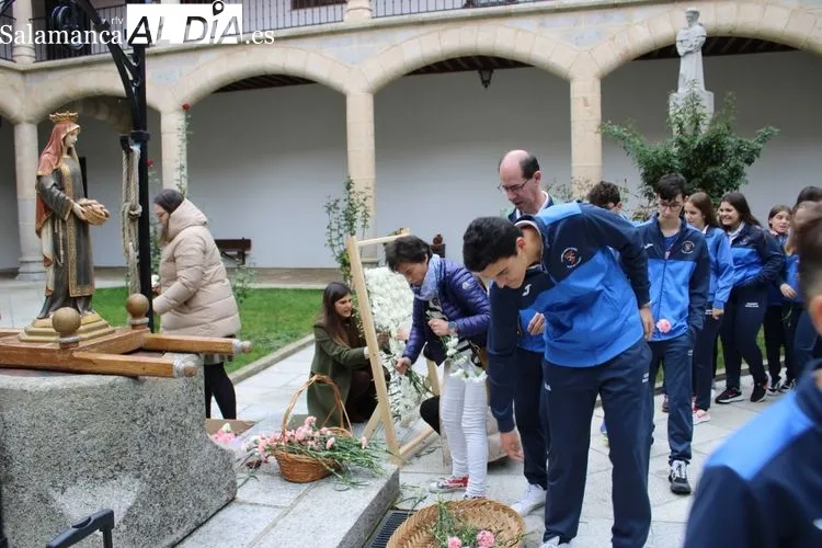Foto 6 - Una ofrenda floral inicia las fiestas en honor a Santa Isabel&nbsp;