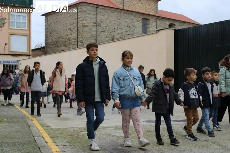 Foto 7 - El Colegio Santa Isabel vive su gran d&iacute;a festivo