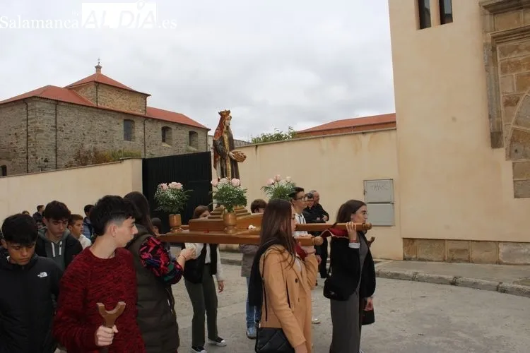 Foto 4 - El Colegio Santa Isabel vive su gran d&iacute;a festivo