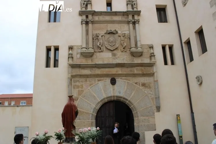 Foto 3 - El Colegio Santa Isabel vive su gran d&iacute;a festivo