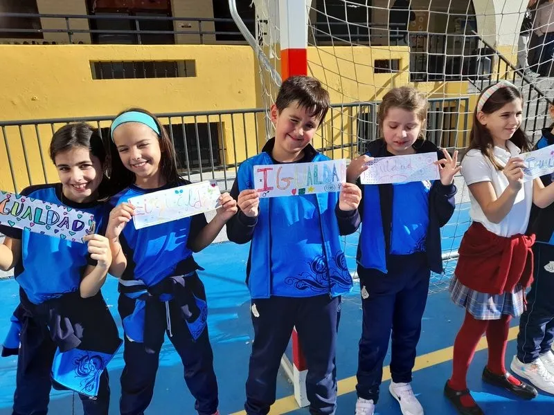 Imágenes de los niños del San Juan Bosco celebrando el Día de la Igualdad.