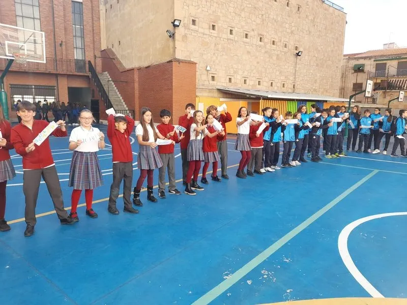 Imágenes de los niños del San Juan Bosco celebrando el Día de la Igualdad.