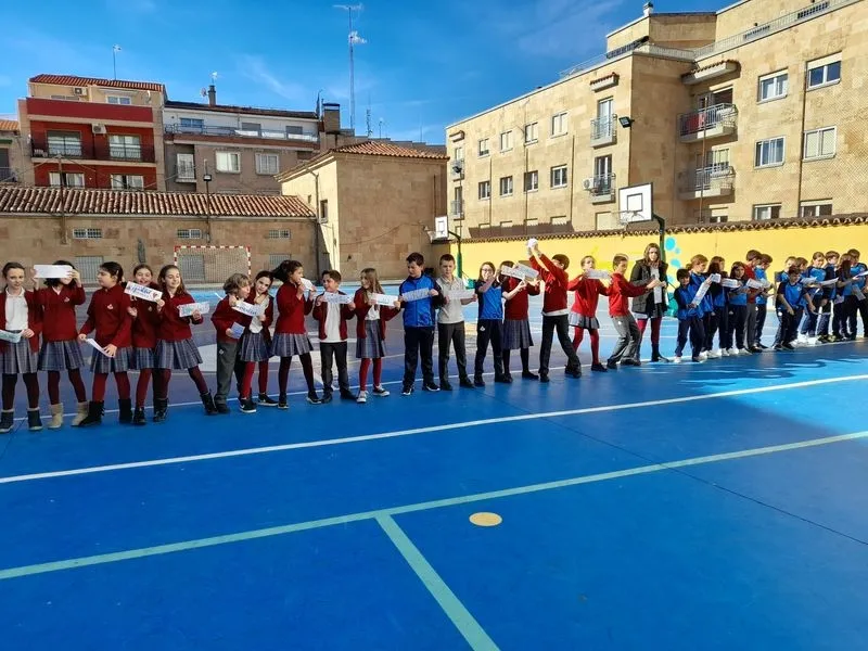 Imágenes de los niños del San Juan Bosco celebrando el Día de la Igualdad.
