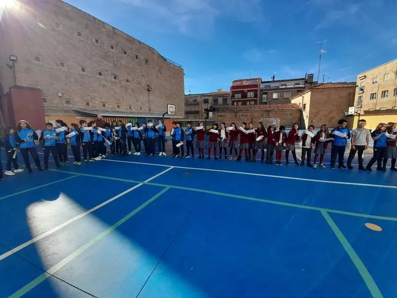 Imágenes de los niños del San Juan Bosco celebrando el Día de la Igualdad.