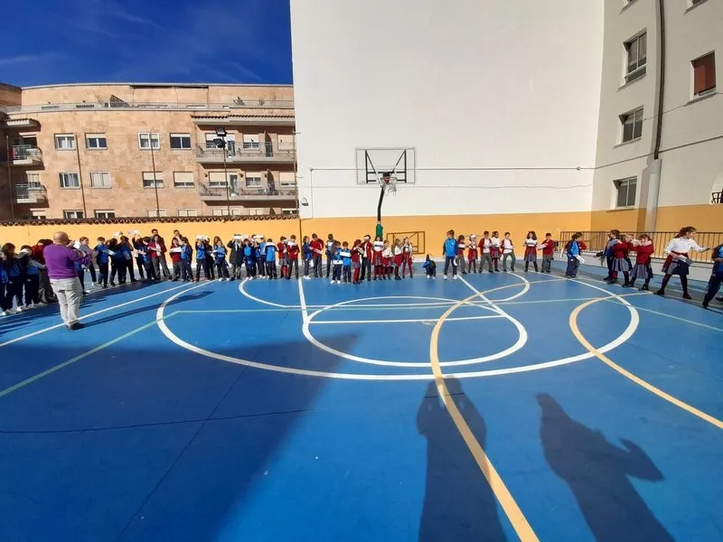 Imágenes de los niños del San Juan Bosco celebrando el Día de la Igualdad.