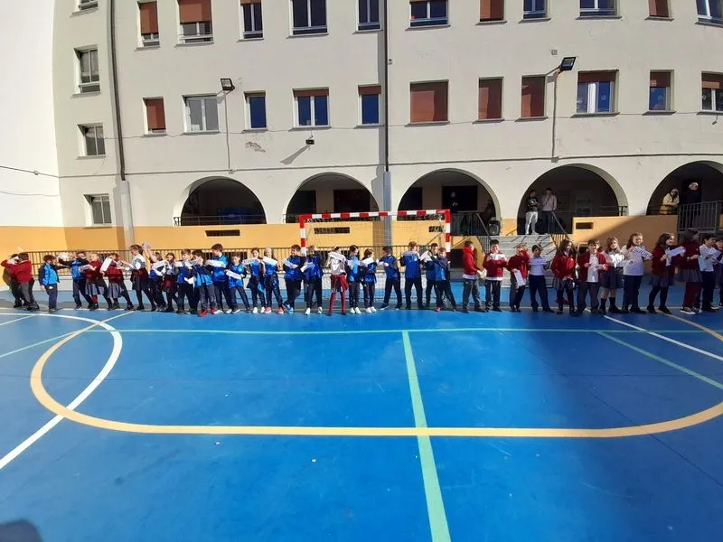 Imágenes de los niños del San Juan Bosco celebrando el Día de la Igualdad.