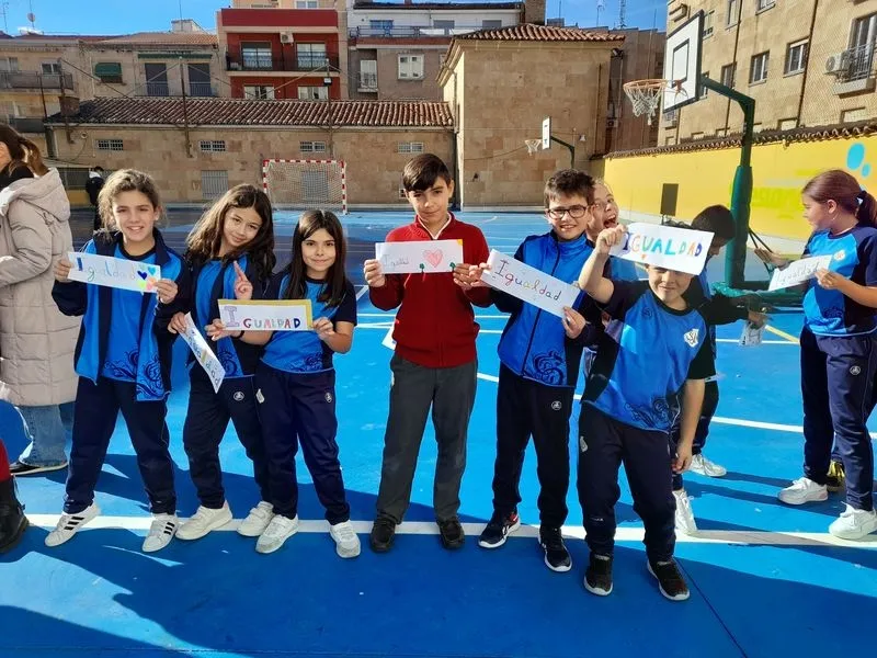 Imágenes de los niños del San Juan Bosco celebrando el Día de la Igualdad.