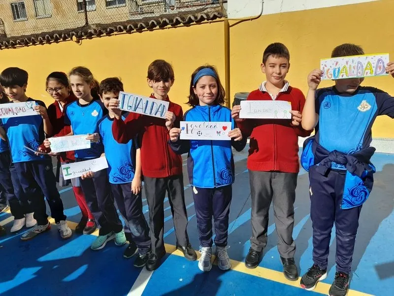 Imágenes de los niños del San Juan Bosco celebrando el Día de la Igualdad.