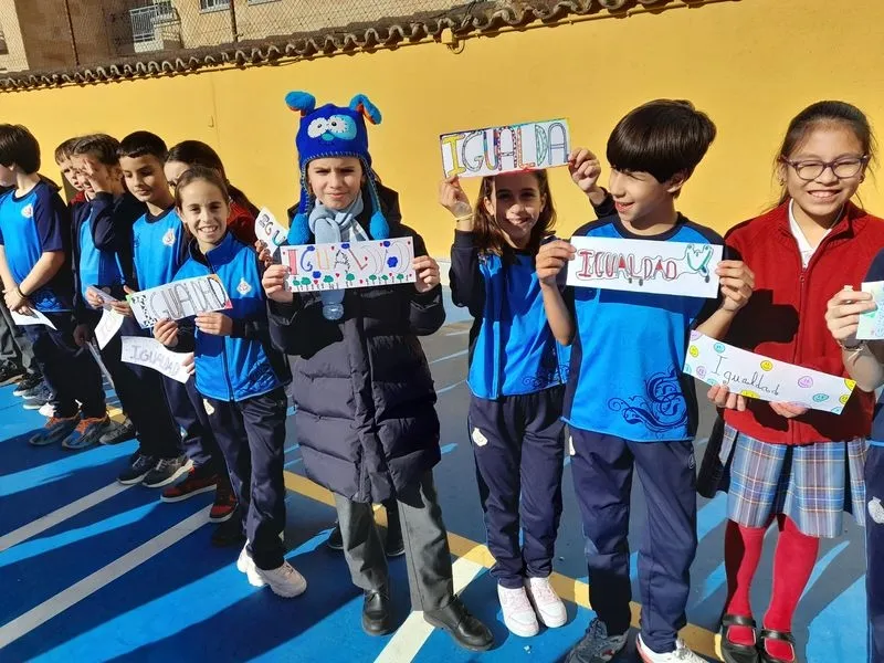 Imágenes de los niños del San Juan Bosco celebrando el Día de la Igualdad.