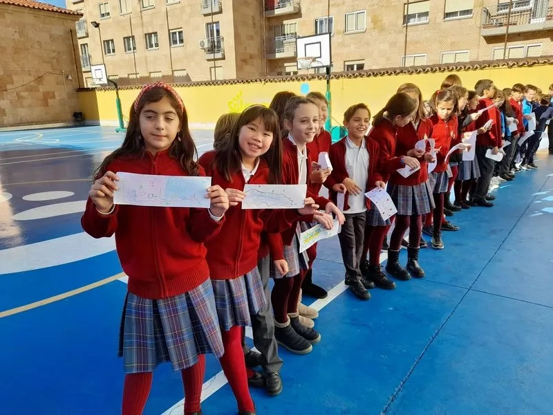 Imágenes de los niños del San Juan Bosco celebrando el Día de la Igualdad.
