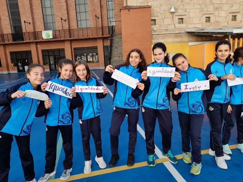 Imágenes de los niños del San Juan Bosco celebrando el Día de la Igualdad.