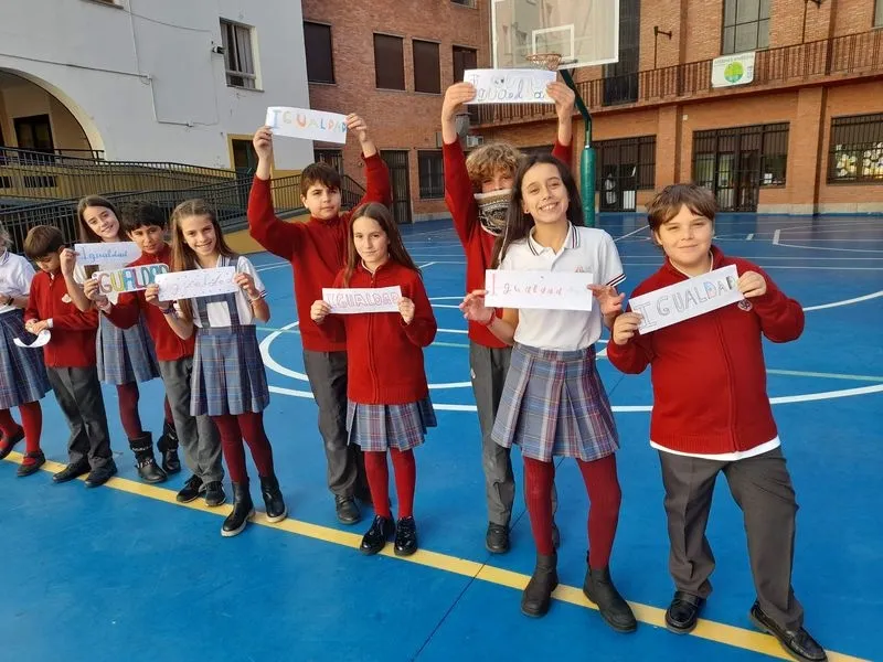 Imágenes de los niños del San Juan Bosco celebrando el Día de la Igualdad.