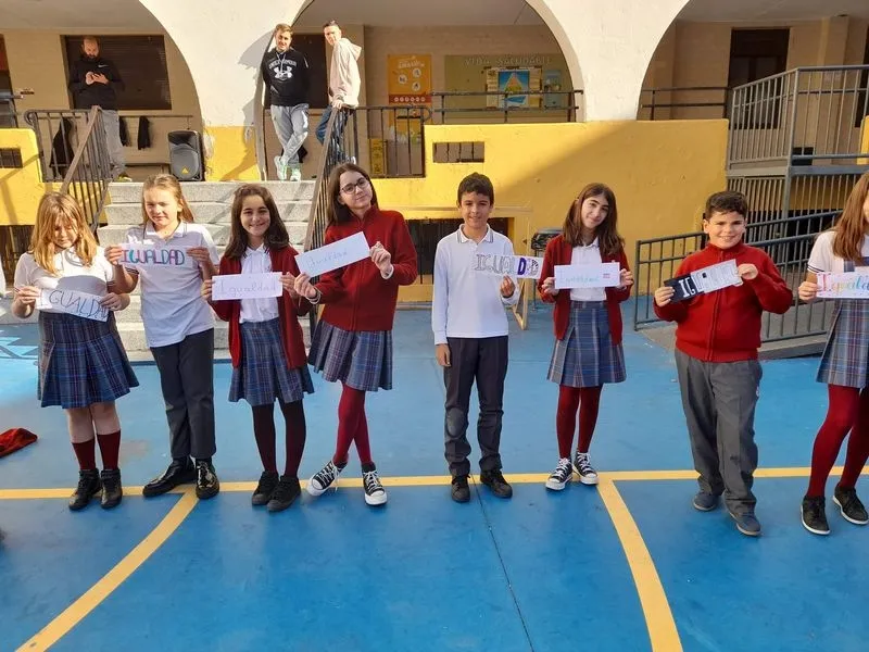 Imágenes de los niños del San Juan Bosco celebrando el Día de la Igualdad.