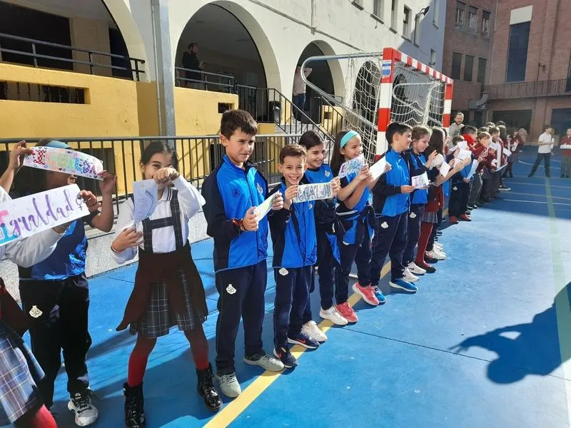 Imágenes de los niños del San Juan Bosco celebrando el Día de la Igualdad.