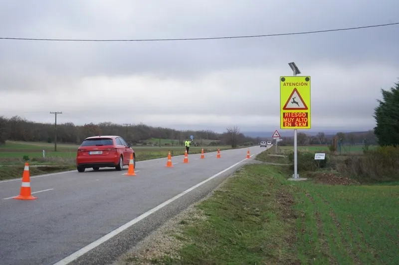 Presentación en la localidad burgalesa de Ibeas de Juarros, en la carretera BU-820, del nuevo proyecto piloto que se ha implantado en once tramos de la Red Autonómica, que tuvo lugar en diciembre de 2022. Foto JCYL