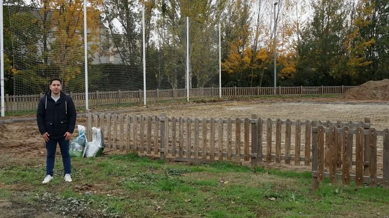 El concejal de Deportes, Jorge Valiente, en la zona deportiva de La Raqueta y en el campo de fútbol Alfonso San Casto