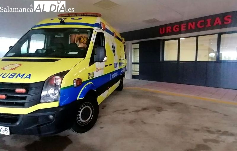 La mujer ha sido trasladada en ambulancia al Hospital de Salamanca. Foto de archivo.