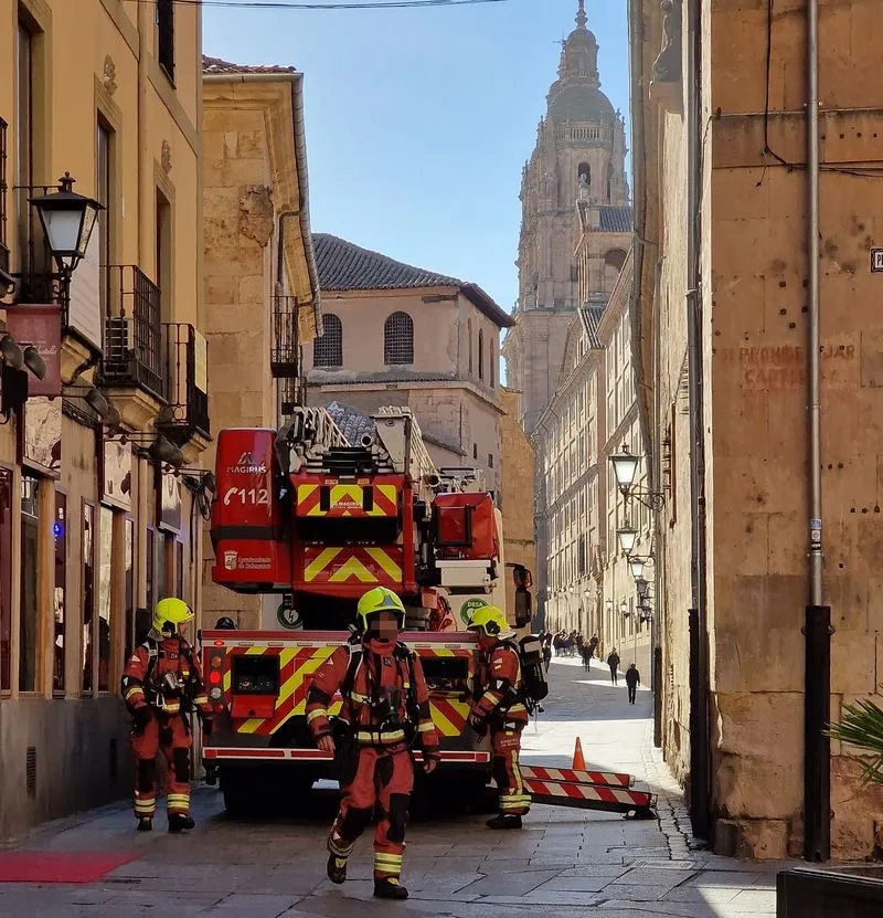 Foto 2 - Los bomberos acuden a un conato de incendio en la plaza de las Agustinas