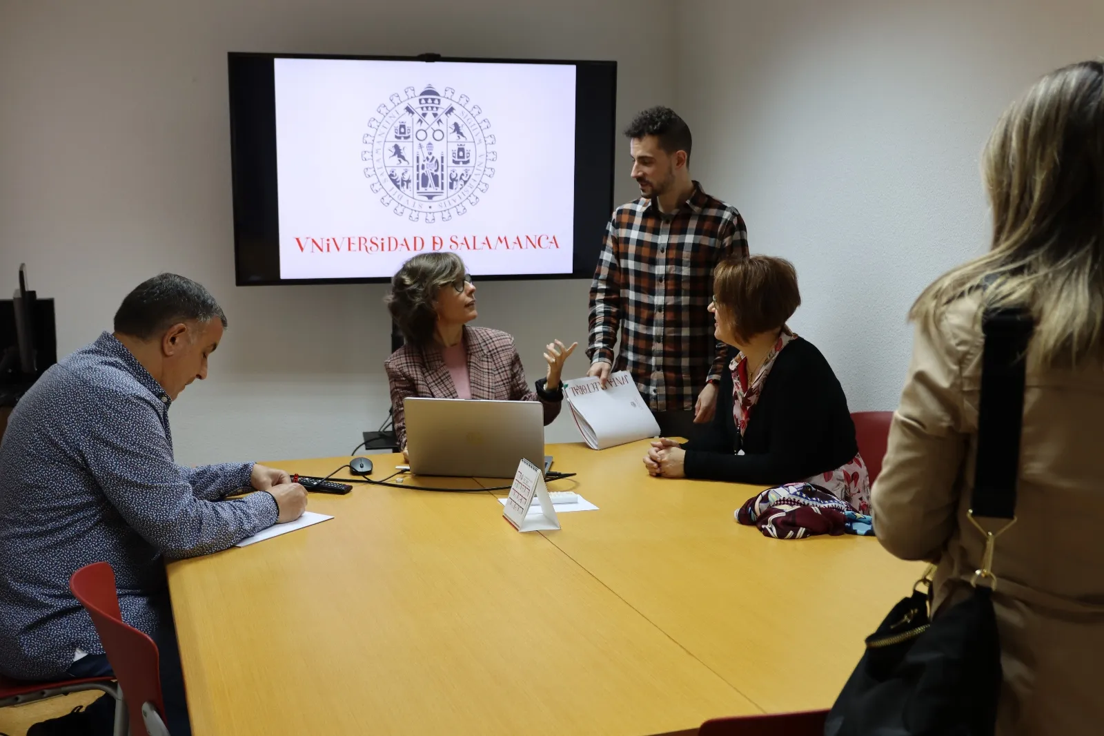 La presidenta de la Junta Electoral, Elecciones, Marta León, en el momento del sorteo de las mesas electorales