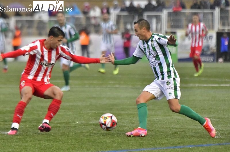 El CD Guijuelo se ahoga con un Sporting de Gijón al que se le nota la Segunda División (0-3)