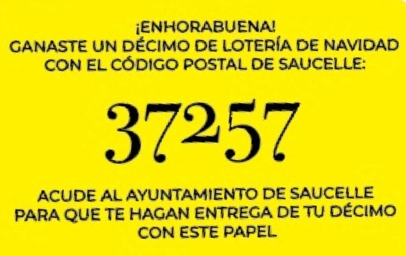 Una de las diez tarjetas amarillas escondidas en el pueblo y que equivalen a un décimo de la lotería de Navidad del número correspondiente al C.P. de Saucelle