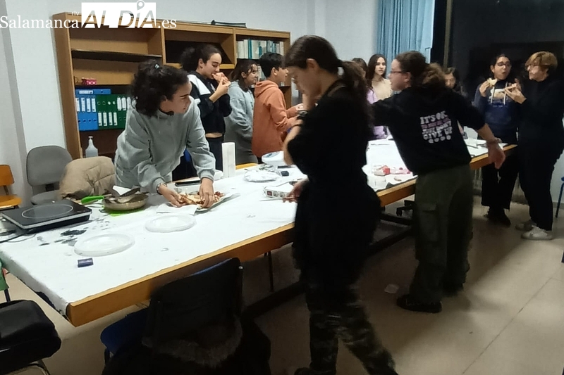 El taller de Gastronomía se enmarca en el programa 'Jóvenes Activos' promovido por el Ayuntamiento y financiado por la Diputación de Salamanca 