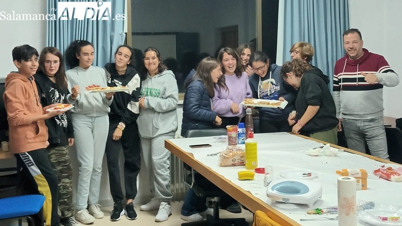 Así de bien se lo pasaron el pasado viernes los jóvenes que participaron en el taller de cocina a través del programa Jóvenes Activos