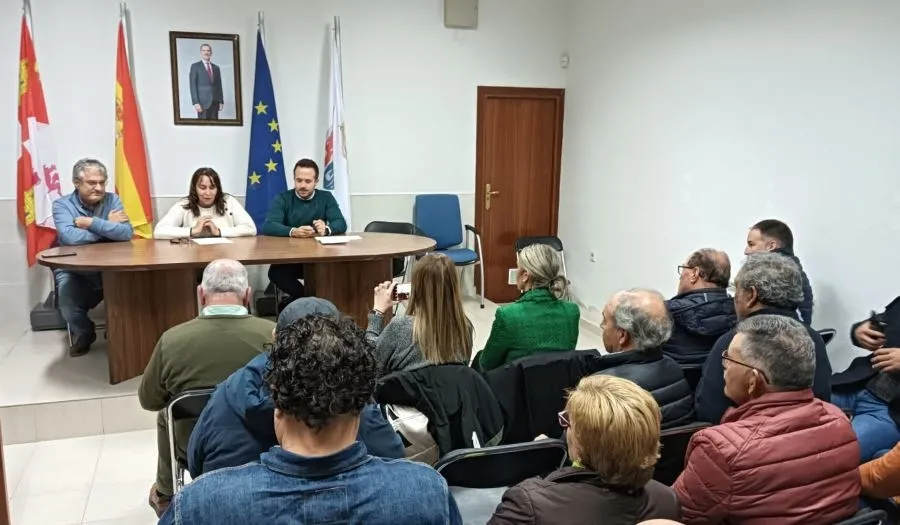 Foto 3 - Cargos p&uacute;blicos del PSOE mantienen un encuentro en Retortillo