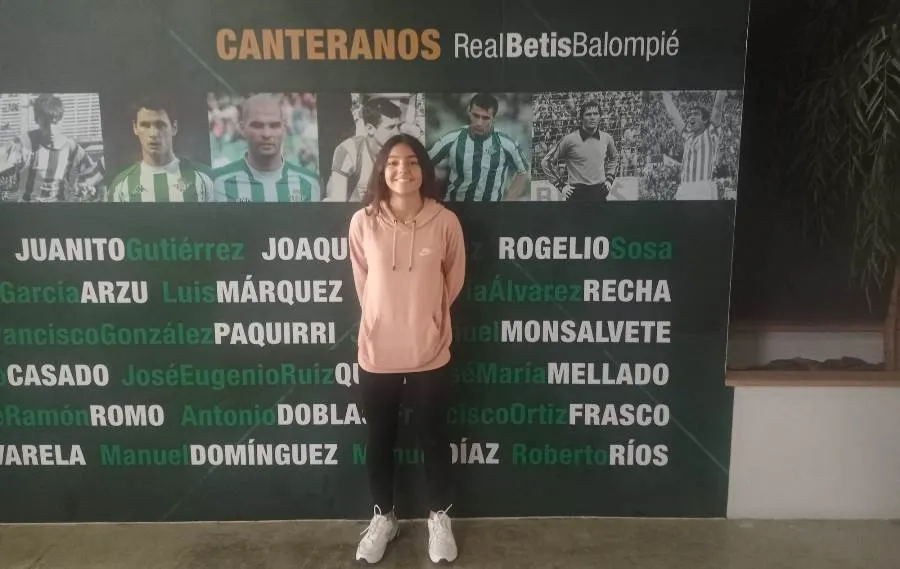 Foto 3 - Victoria Hern&aacute;ndez Vicente entrena de nuevo con el Betis mientras espera su debut en categor&iacute;a nacional