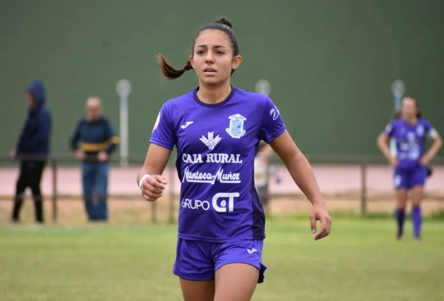 Foto 2 - Victoria Hern&aacute;ndez Vicente entrena de nuevo con el Betis mientras espera su debut en categor&iacute;a nacional