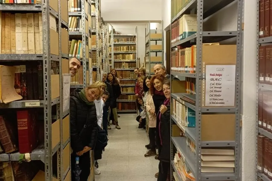 Foto 2 - Mirolibro visita la Biblioteca del Seminario