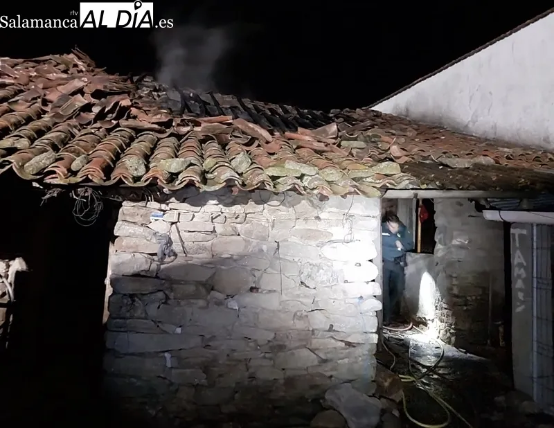 Intervención de los Bomberos de Vitigudino en un incendio urbano en Guadramiro