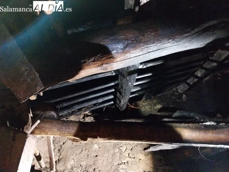 Intervención de los Bomberos de Vitigudino en un incendio urbano en Guadramiro