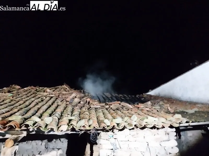 Intervención de los Bomberos de Vitigudino en un incendio urbano en Guadramiro