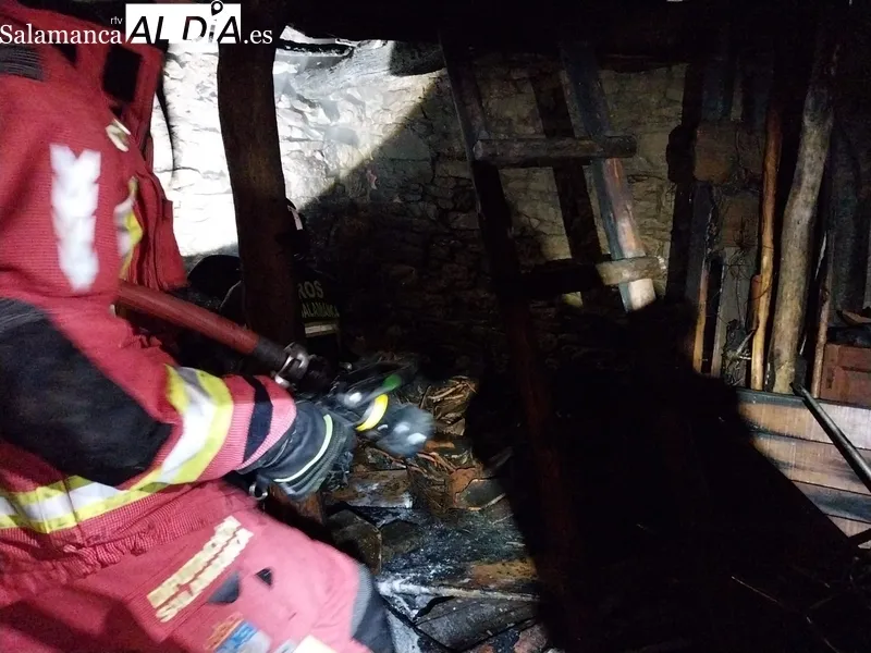 Intervención de los Bomberos de Vitigudino en un incendio urbano en Guadramiro