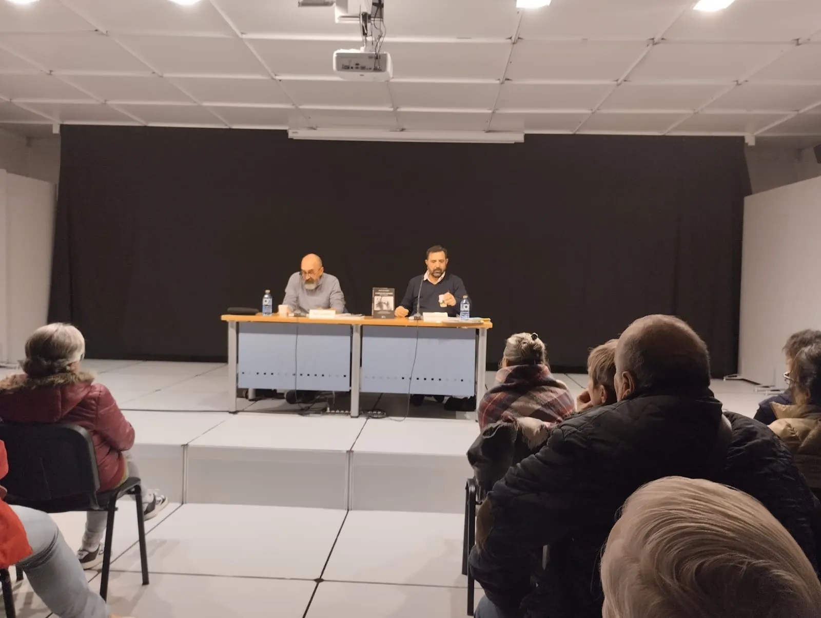 A la iz., Daniel Cruz Sagredo, autor de 'Las brujas de Zarapayas, y a la der., Juan Manuel Temprano, presentador del autor  