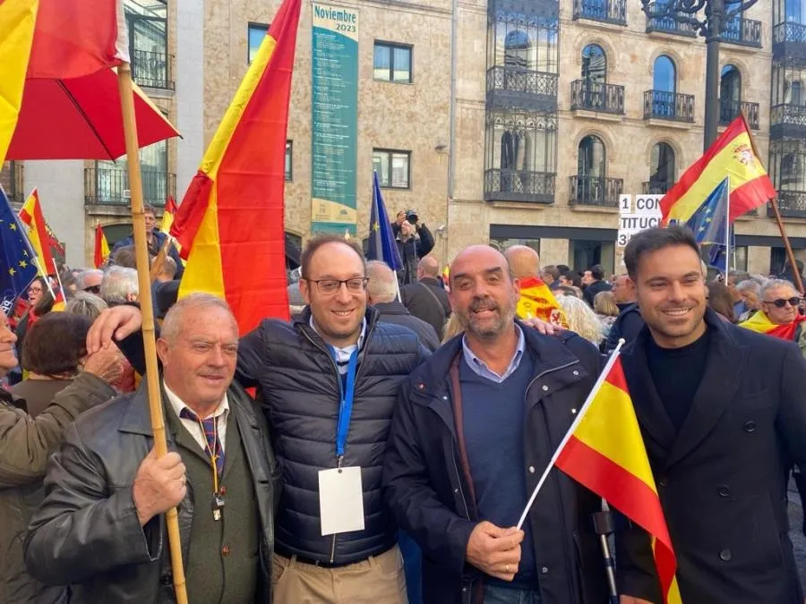 Foto 2 - Un grupo de mirobrigenses toma parte en la manifestaci&oacute;n de Salamanca contra la amnist&iacute;a