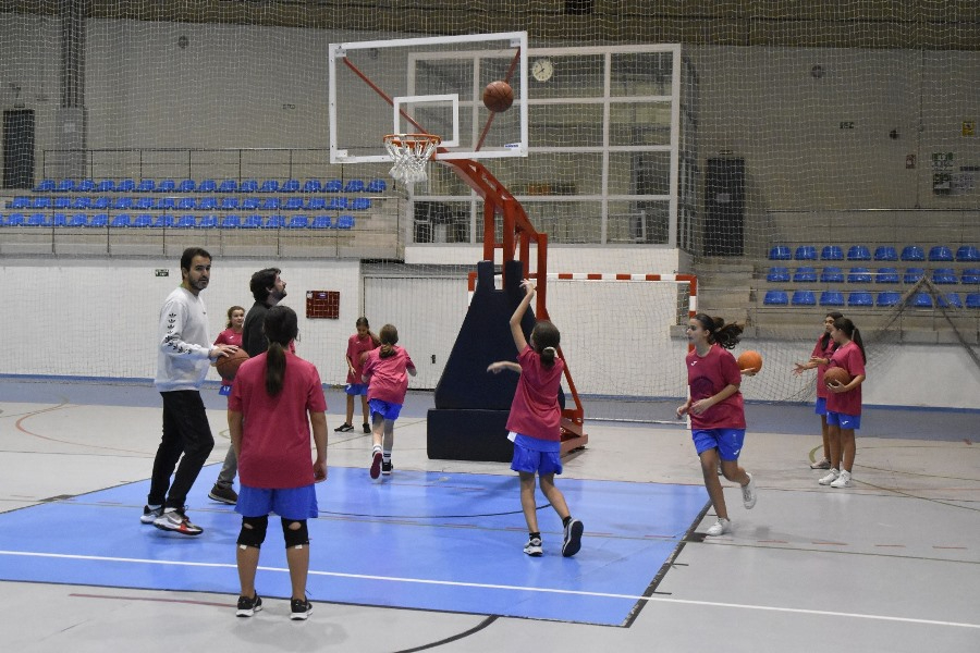 Foto 3 - 23 chicas integran esta temporada la Escuela Municipal de Baloncesto Femenino