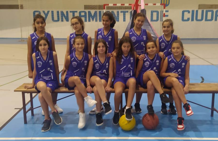 Foto 1 - Así luce la nueva vestimenta de los equipos de la Escuela Municipal de Baloncesto Femenino