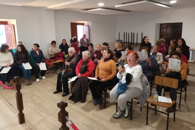 Interesantes charlas sobre sanidad las impartidas en Bañobárez por las farmaceúticas Mercedes Mateos y Almudena Hernández
